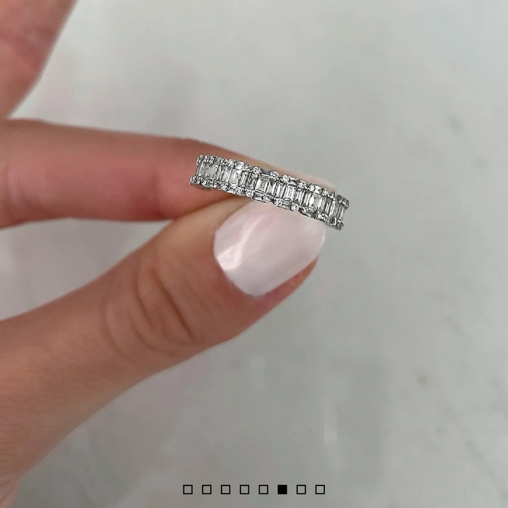 Ring Concierge Pettite Emerald Illusion Ring